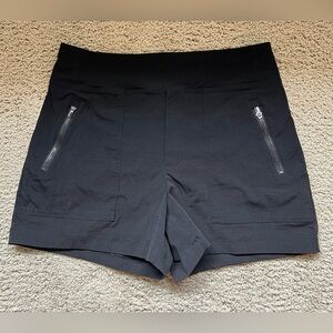 EUC Athleta Women's Black Solid Side Zip Pocket Short-Pull-On
Size 4